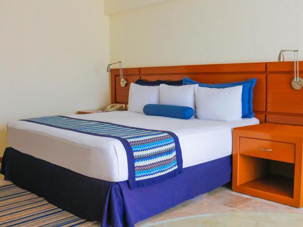 Plaza Pelicanos Grand Beach Resort All Inclusive : photo 4 de la chambre chambre lit king-size