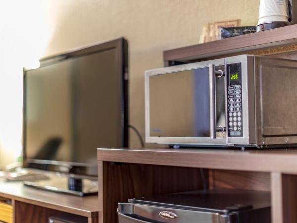 Super 8 by Wyndham Kamloops On The Hill : photo 4 de la chambre chambre lit queen-size pour personnes à mobilité réduite - non-fumeurs 