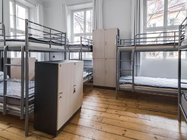 Castanea Old Town Hostel : photo 2 de la chambre lit dans dortoir mixte de 10 lits