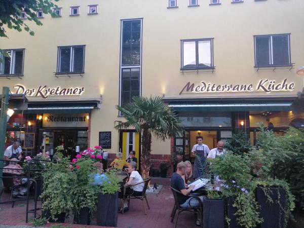 Pension Der Kretaner : photo 3 de la chambre chambre double ou lits jumeaux avec salle de bains privative