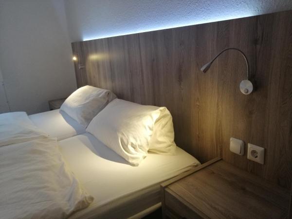 Pension Der Kretaner : photo 10 de la chambre chambre double - vue sur jardin