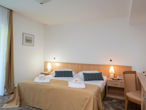 Hotel Flores : photo 7 de la chambre chambre double ou lits jumeaux avec balcon