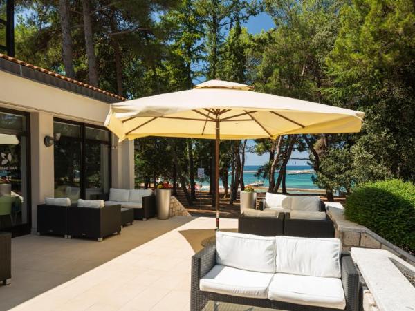 Hotel Flores : photo 1 de la chambre chambre double ou lits jumeaux avec balcon