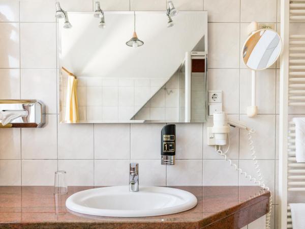 Ökotel Hamburg : photo 10 de la chambre chambre double confort avec balcon