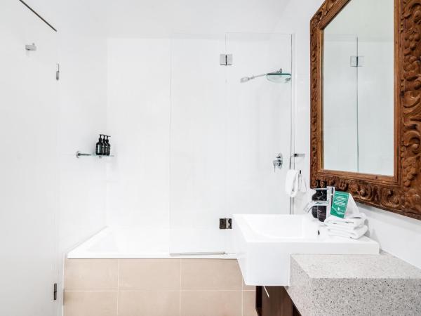 Byron Bay Hotel and Apartments : photo 6 de la chambre appartement 3 chambres avec 2 salles de bains