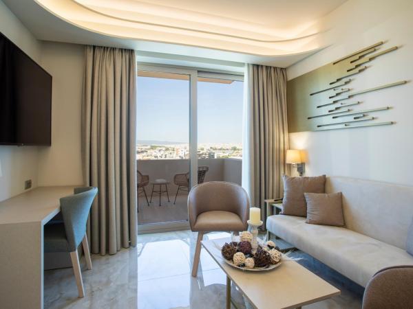 Green Suites Boutique Hotel : photo 5 de la chambre suite lit king-size avec balcon