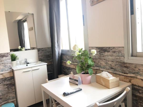 VALENCIA SUITS YOU Centro Histórico, Establecimiento Automatizado-Fast Auto Check in&Out, Solo para Adultos-Adults only : photo 1 de la chambre chambre double avec salle de bains commune