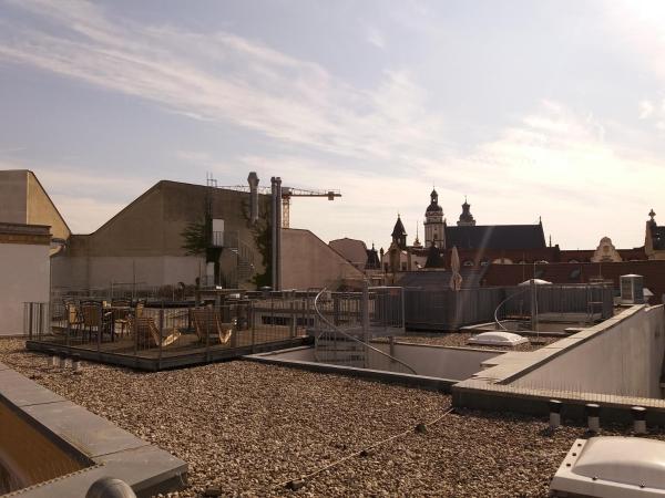 Five Elements Hostel Leipzig : photo 2 de la chambre chambre double avec salon commun