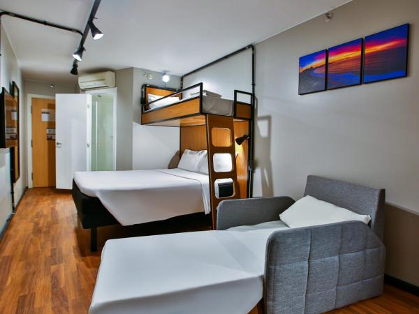 ibis Copacabana Posto 2 : photo 6 de la chambre standard quadruple room with bunk bed
