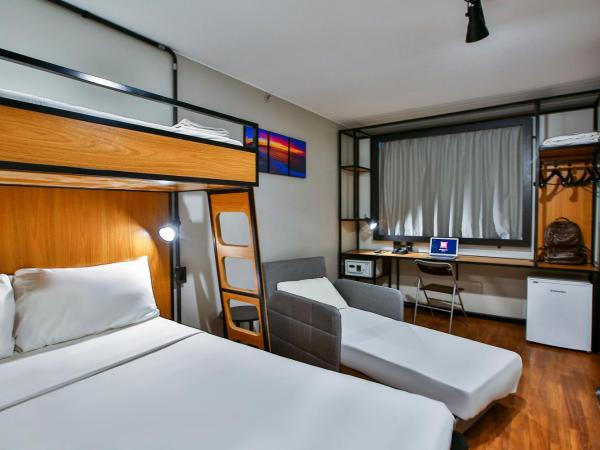 ibis Copacabana Posto 2 : photo 7 de la chambre standard quadruple room with bunk bed
