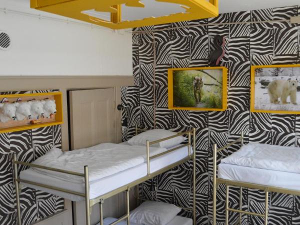 Hostel ROOM Rotterdam : photo 2 de la chambre lit dans dortoir mixte de 8 lits avec salle de bains commune