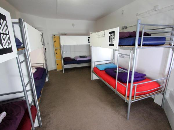Central Backpackers : photo 1 de la chambre lit simple dans dortoir pour femmes