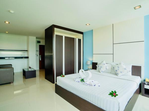 CA Hotel and Residence Phuket - SHA Extra Plus : photo 4 de la chambre suite deluxe avec lit king-size