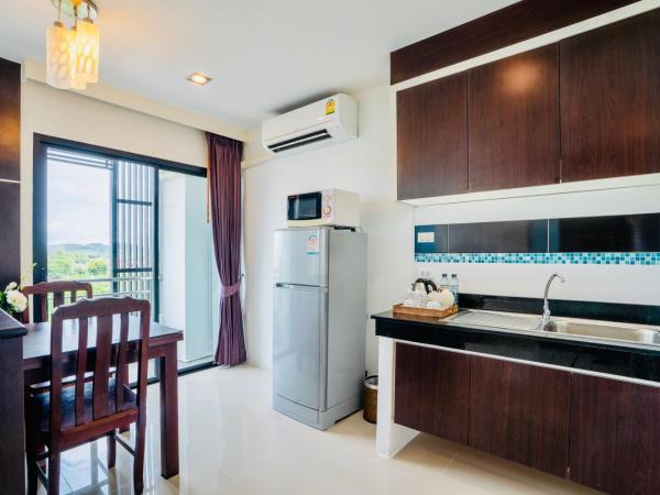 CA Hotel and Residence Phuket - SHA Extra Plus : photo 6 de la chambre suite deluxe avec lit king-size