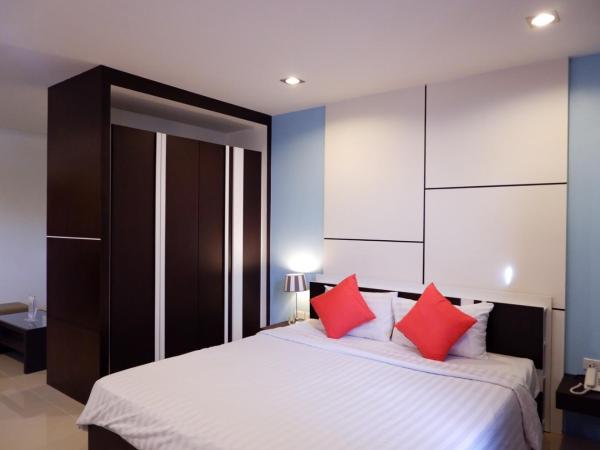 CA Hotel and Residence Phuket - SHA Extra Plus : photo 8 de la chambre suite deluxe avec lit king-size