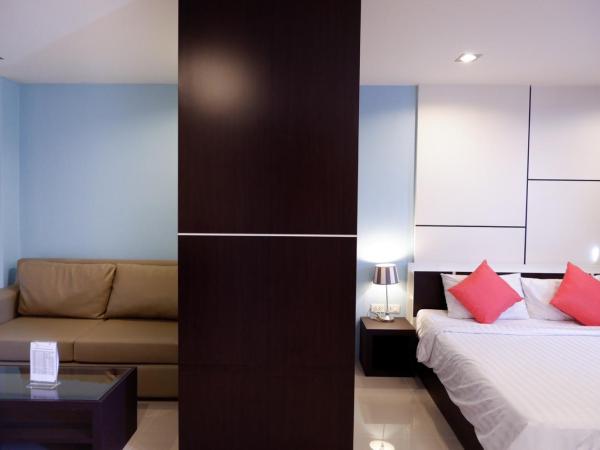 CA Hotel and Residence Phuket - SHA Extra Plus : photo 9 de la chambre suite deluxe avec lit king-size
