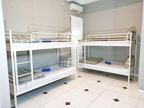 Manggolo Homestay Syariah : photo 3 de la chambre chambre quadruple avec salle de bains