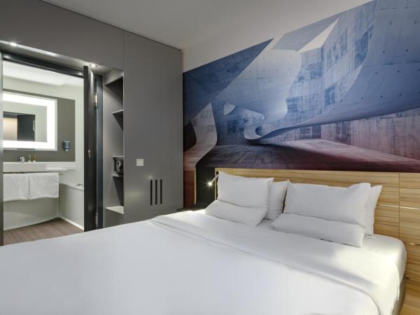 Novotel Suites Berlin City Potsdamer Platz : photo 10 de la chambre suite standard avec 1 lit double et 1 canapé