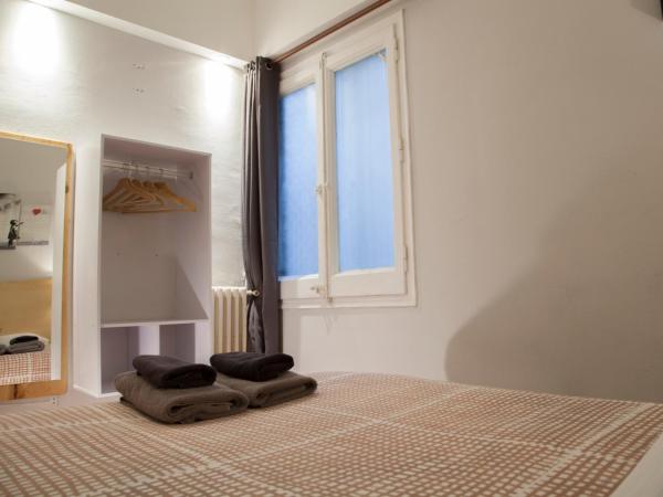 Wow Hostel Barcelona : photo 3 de la chambre petite chambre double avec salle de bains commune