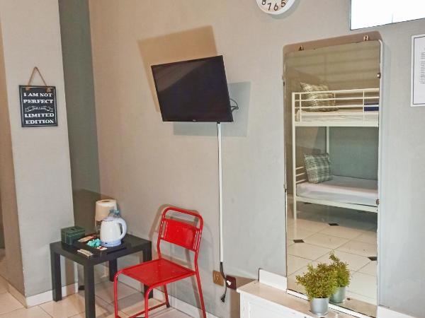Manggolo Homestay Syariah : photo 4 de la chambre chambre quadruple avec salle de bains