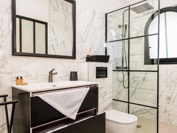 Hôtel particulier - Les lodges du Bassin d'Arcachon- Petit-déjeuner sur demande- Prestations haut de gamme : photo 6 de la chambre suite lit queen-size