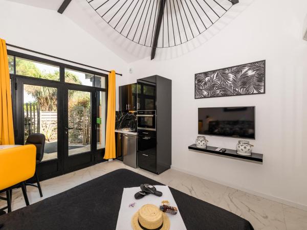 Hôtel particulier - Les lodges du Bassin d'Arcachon- Petit-déjeuner sur demande- Prestations haut de gamme : photo 9 de la chambre suite lit queen-size