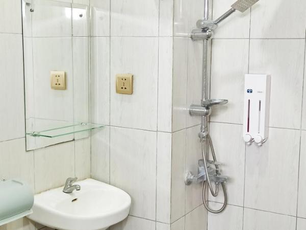 Manggolo Homestay Syariah : photo 1 de la chambre chambre quadruple avec salle de bains