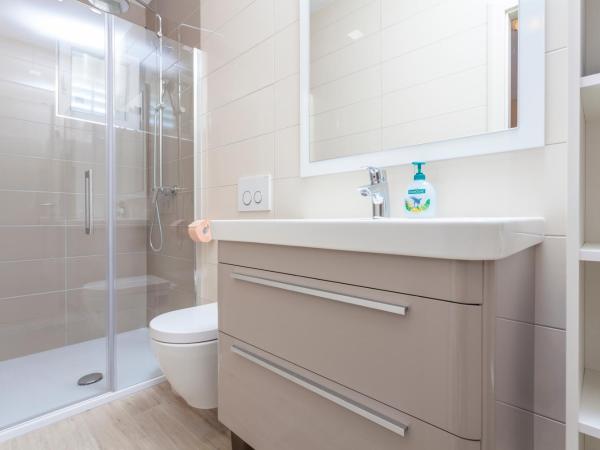 Apartments & Rooms Alagić : photo 6 de la chambre chambre double avec balcon