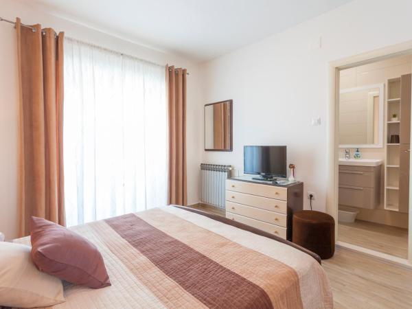 Apartments & Rooms Alagić : photo 1 de la chambre chambre double avec balcon