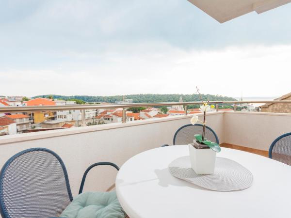 Apartments & Rooms Alagić : photo 8 de la chambre appartement avec balcon