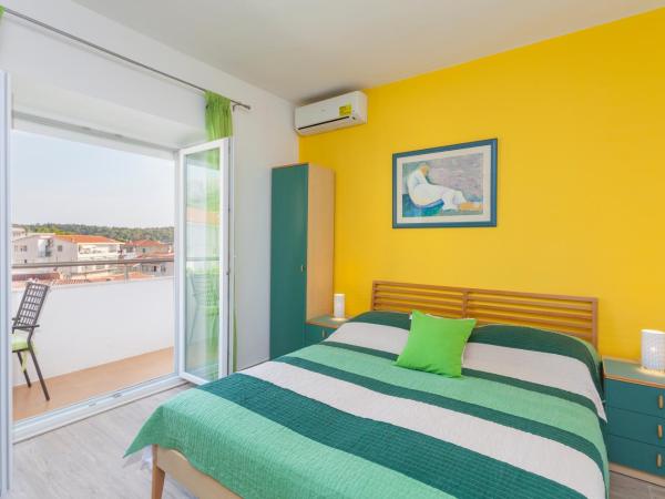Apartments & Rooms Alagić : photo 1 de la chambre chambre double avec balcon