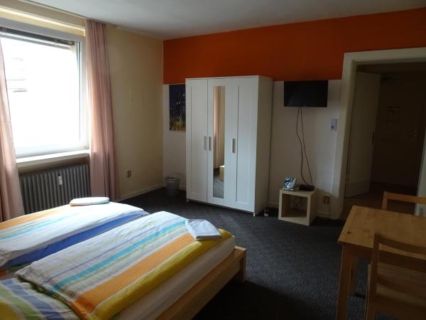 Gästehaus Grupello : photo 4 de la chambre chambre familiale avec salle de bains privative