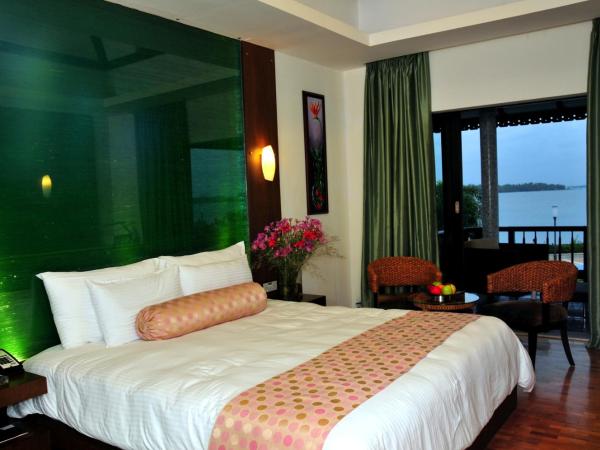 Ramada Resort by Wyndham Kochi : photo 5 de la chambre chambre lit king-size cottage - fumeurs - vue sur lac
