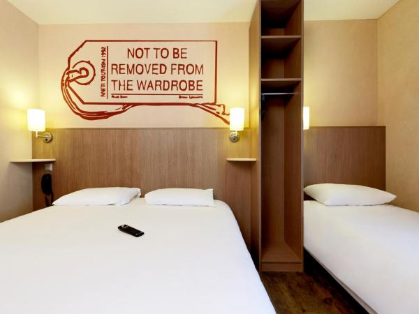 Kyriad Cholet : photo 6 de la chambre chambre triple standard