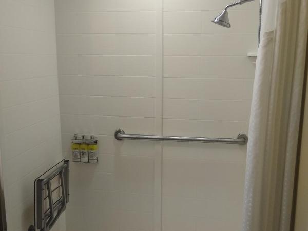 Holiday Inn Express & Suites Colorado Springs Central, an IHG Hotel : photo 2 de la chambre chambre lit king-size - adaptée aux personnes malentendantes