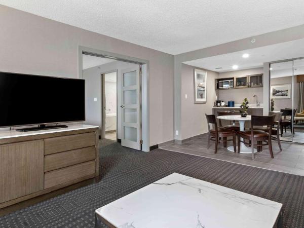 Best Western Premier Calgary Plaza Hotel & Conference Centre : photo 4 de la chambre suite 2 chambres lit king-size
