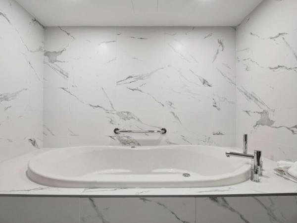 Best Western Premier Calgary Plaza Hotel & Conference Centre : photo 5 de la chambre suite 2 chambres lit king-size