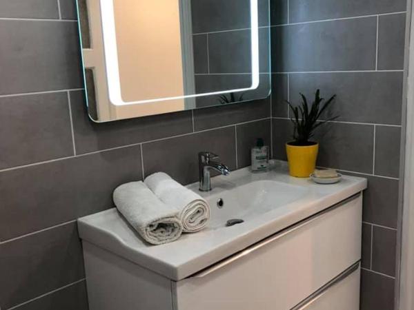 Les Terrasses d'Angoulême : photo 3 de la chambre chambre deluxe (2 adultes + 1 enfant)