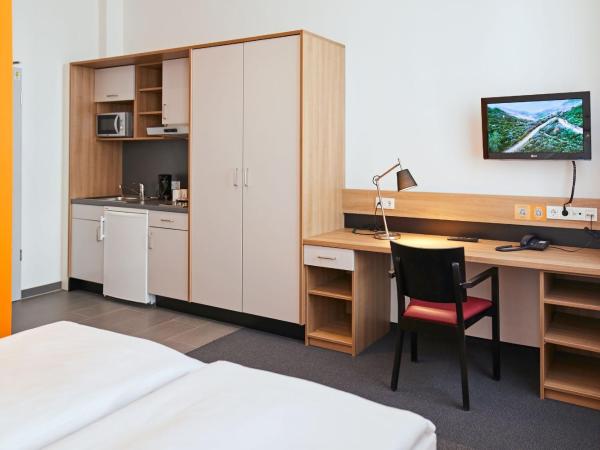 Townhouse Düsseldorf : photo 5 de la chambre chambre double avec kitchenette