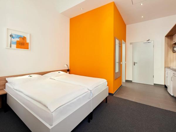 Townhouse Düsseldorf : photo 2 de la chambre chambre double avec kitchenette