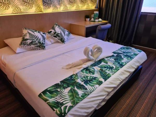 Grandeur Hotel And Spa : photo 9 de la chambre chambre lit king-size avec baignoire spa