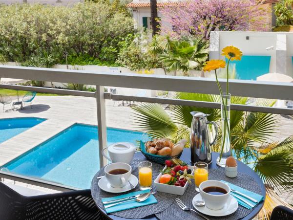 Nehô Suites Cannes Croisette : photo 1 de la chambre chambre confort avec terrasse - vue sur piscine