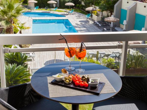 Nehô Suites Cannes Croisette : photo 1 de la chambre suite junior avec terrasse et vue sur la piscine