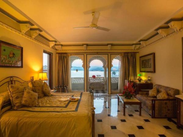 Shiv Niwas Palace by HRH Group of Hotels : photo 2 de la chambre suite avec vue sur lac