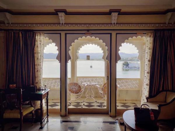 Shiv Niwas Palace by HRH Group of Hotels : photo 3 de la chambre suite avec vue sur lac