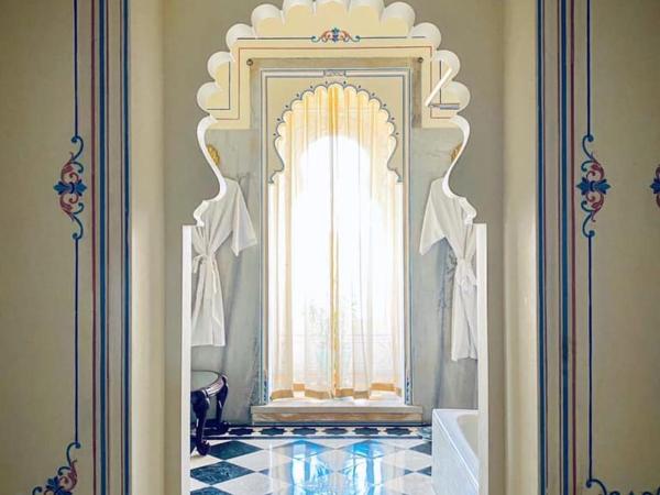 Shiv Niwas Palace by HRH Group of Hotels : photo 1 de la chambre suite avec vue sur lac