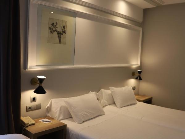 Hotel Olid : photo 8 de la chambre chambre double avec lit d'appoint