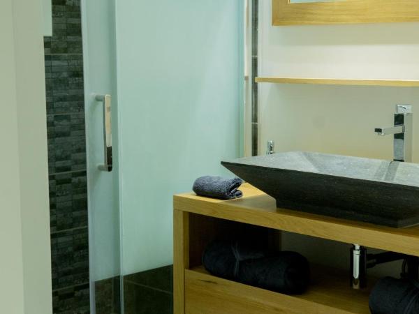 Le petit paradis : photo 2 de la chambre chambre lit king-size avec baignoire spa