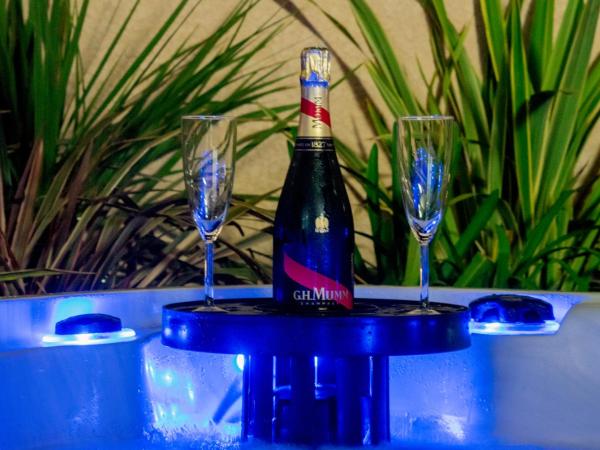 Le petit paradis : photo 4 de la chambre chambre lit king-size avec baignoire spa