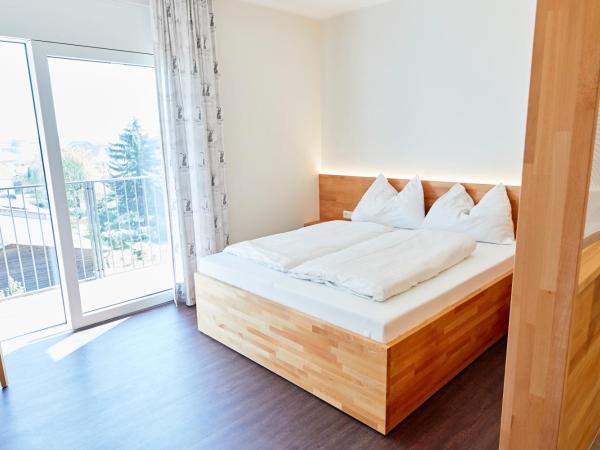 I AM HOTEL Graz-Seiersberg : photo 1 de la chambre chambre double deluxe avec balcon